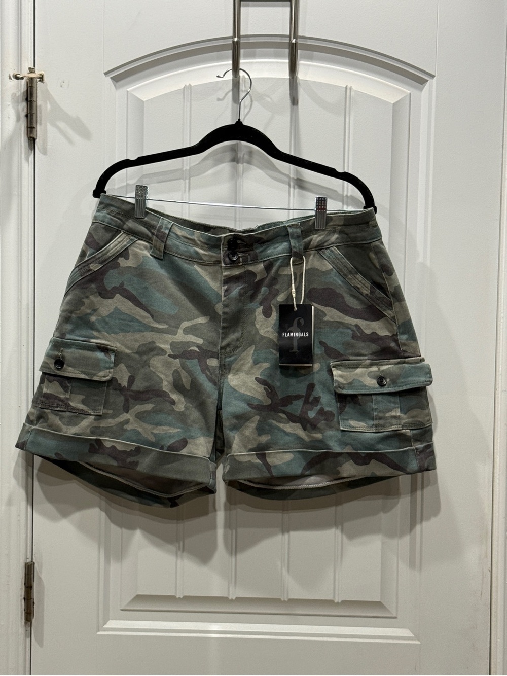 Flamingoals Women's Size 2XL Camo Cargo Utility Shorts with Rolled Hem NWT